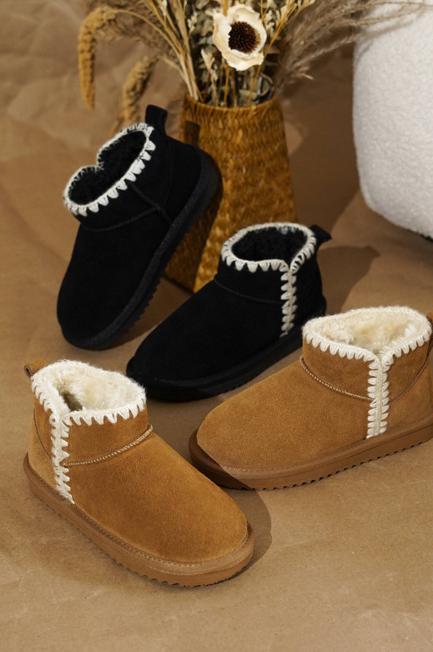 Project Cloud Karol Kids' boots in brown and black suede, faux fur lining, non-slip soles. Winter boots for kids.