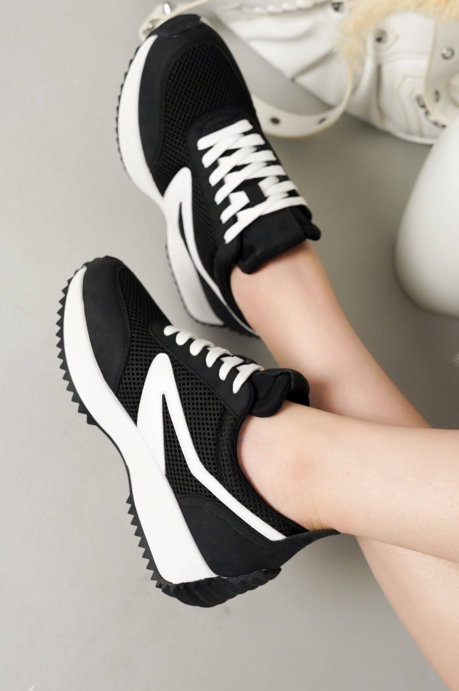 Project Cloud Serena women's sneakers in black with white accents. Mesh upper, lace-up design and non-slip sole.