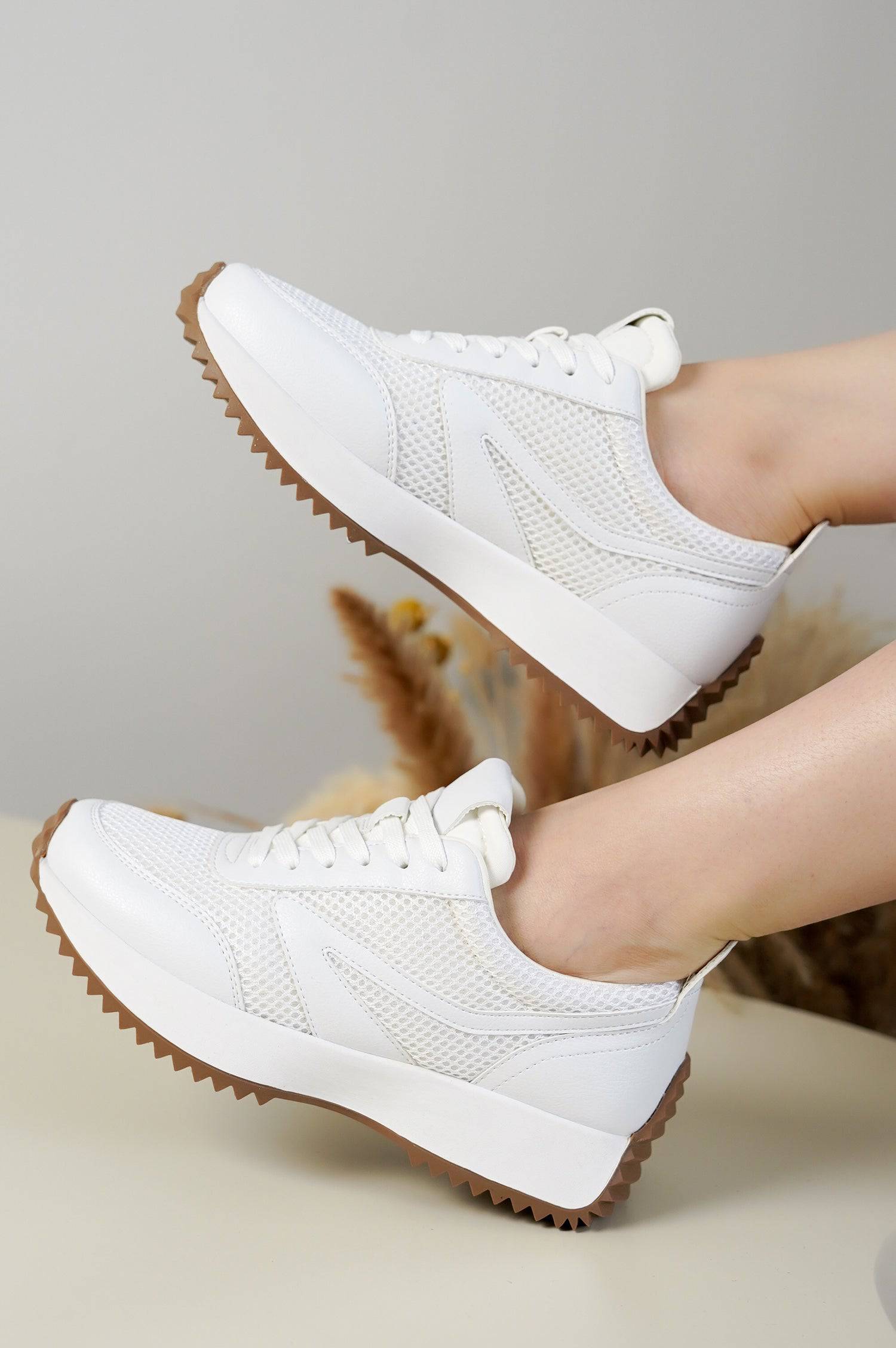 Serena women's white sneakers with lace-up design, memory foam and non-slip rubber sole.