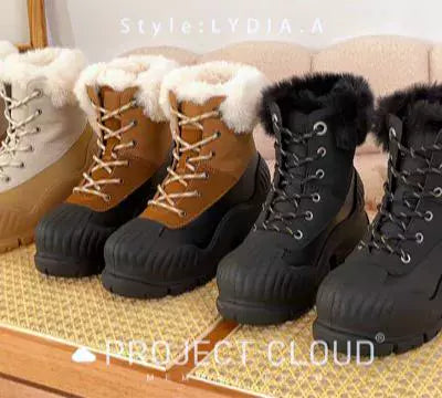 A product display showing a row of four winter snow boots lined up on a mat