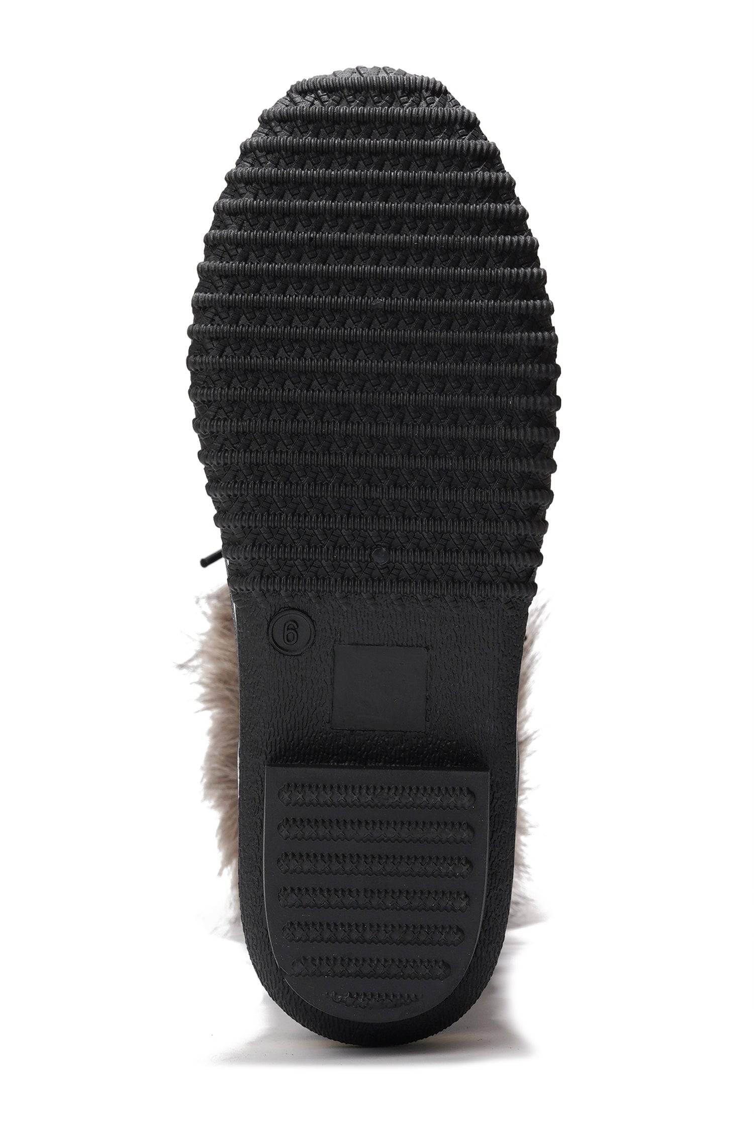 Ventura snow boots bottom sole with size marking. Features textured rubber sole, fur trim, perfect winter wear.