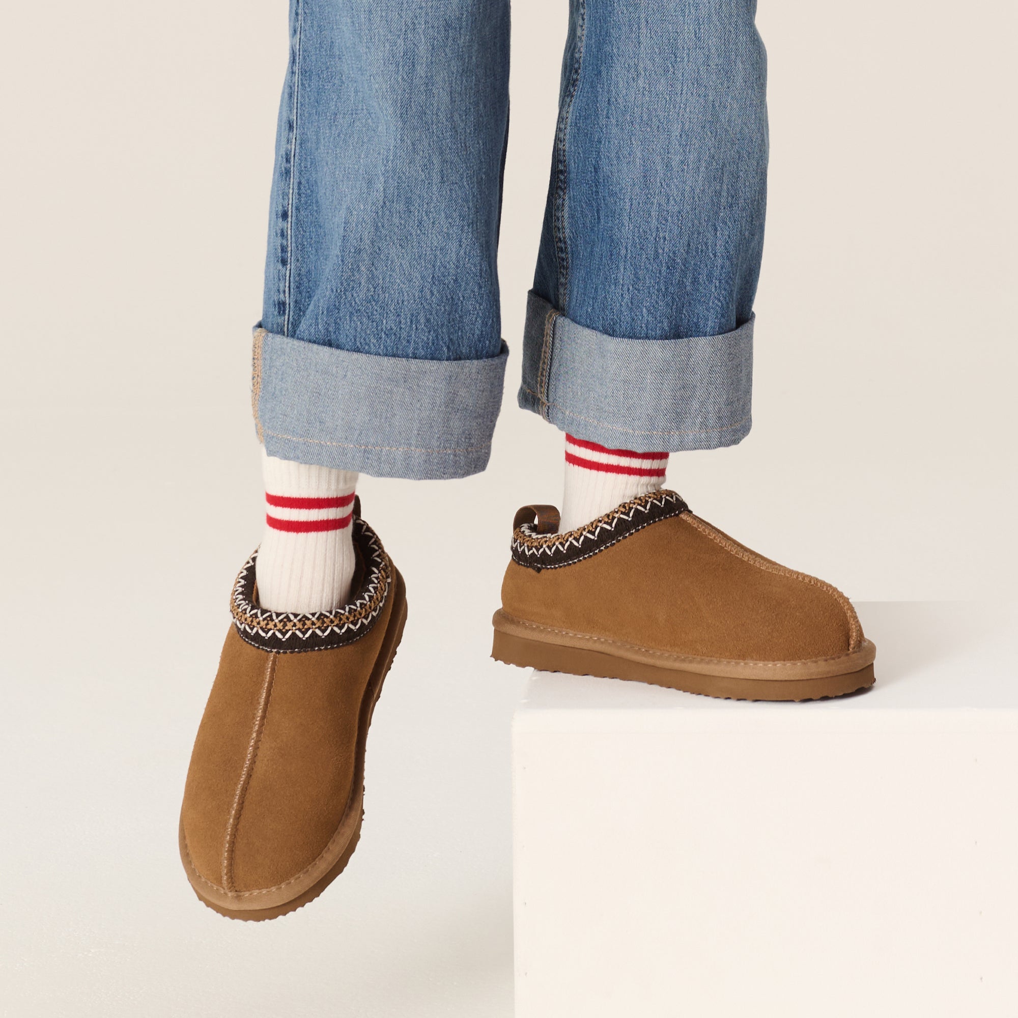 Brown Project Cloud Kids' Dream Warm shearling slippers with trim and non-slip sole.