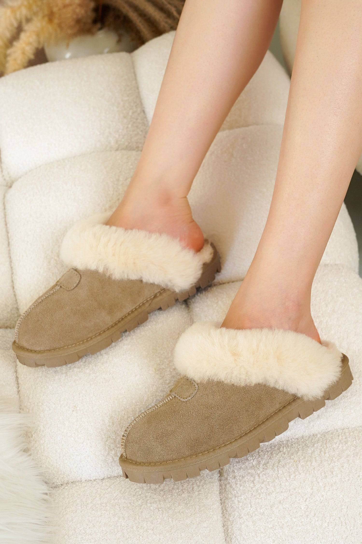 Project Cloud Hedy Women's Suede Slippers. Beige suede exterior with natural fur lining, providing comfort.