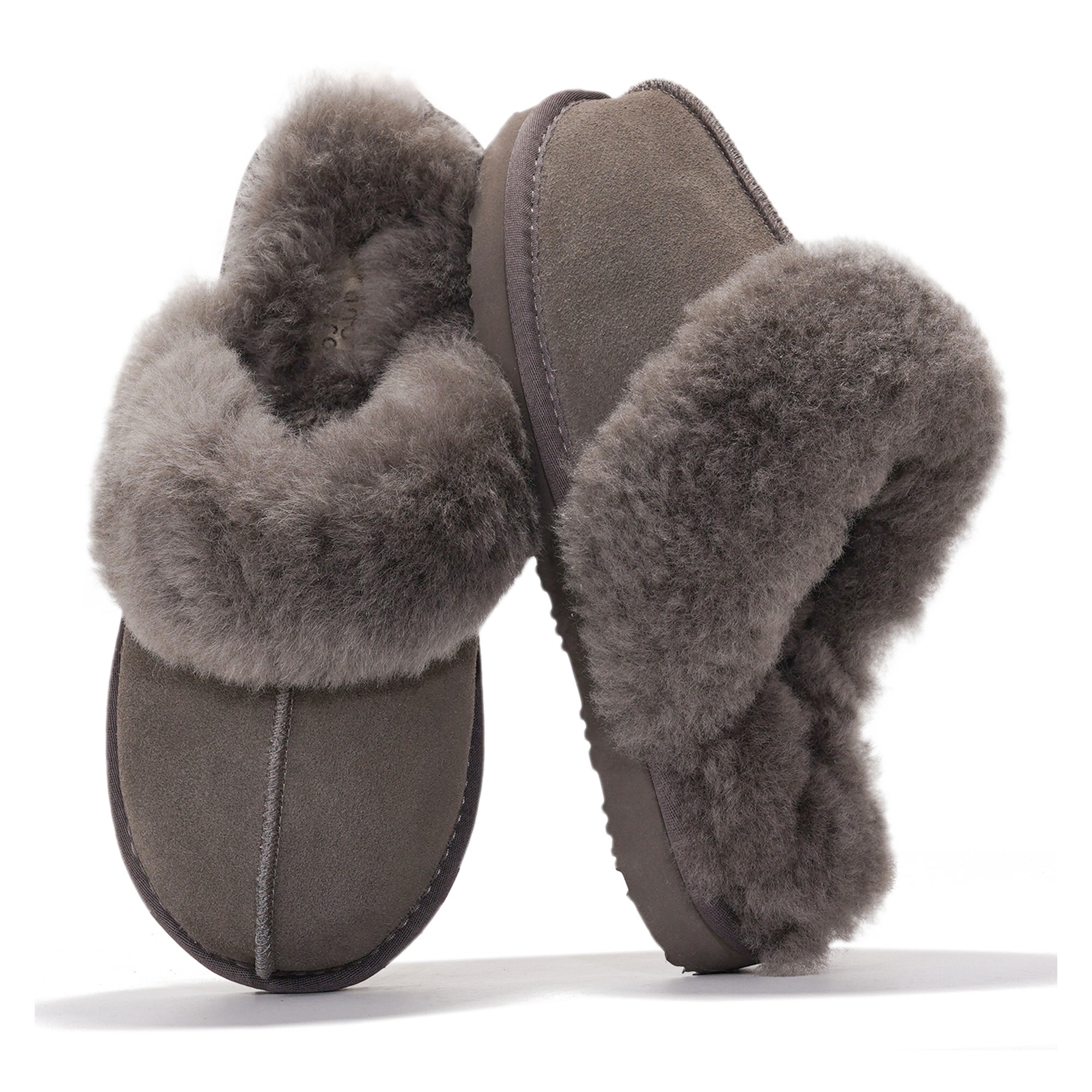 Pantuflas Henka de Project Cloud: gamuza auténtica con comodidad de piel de oveja. 