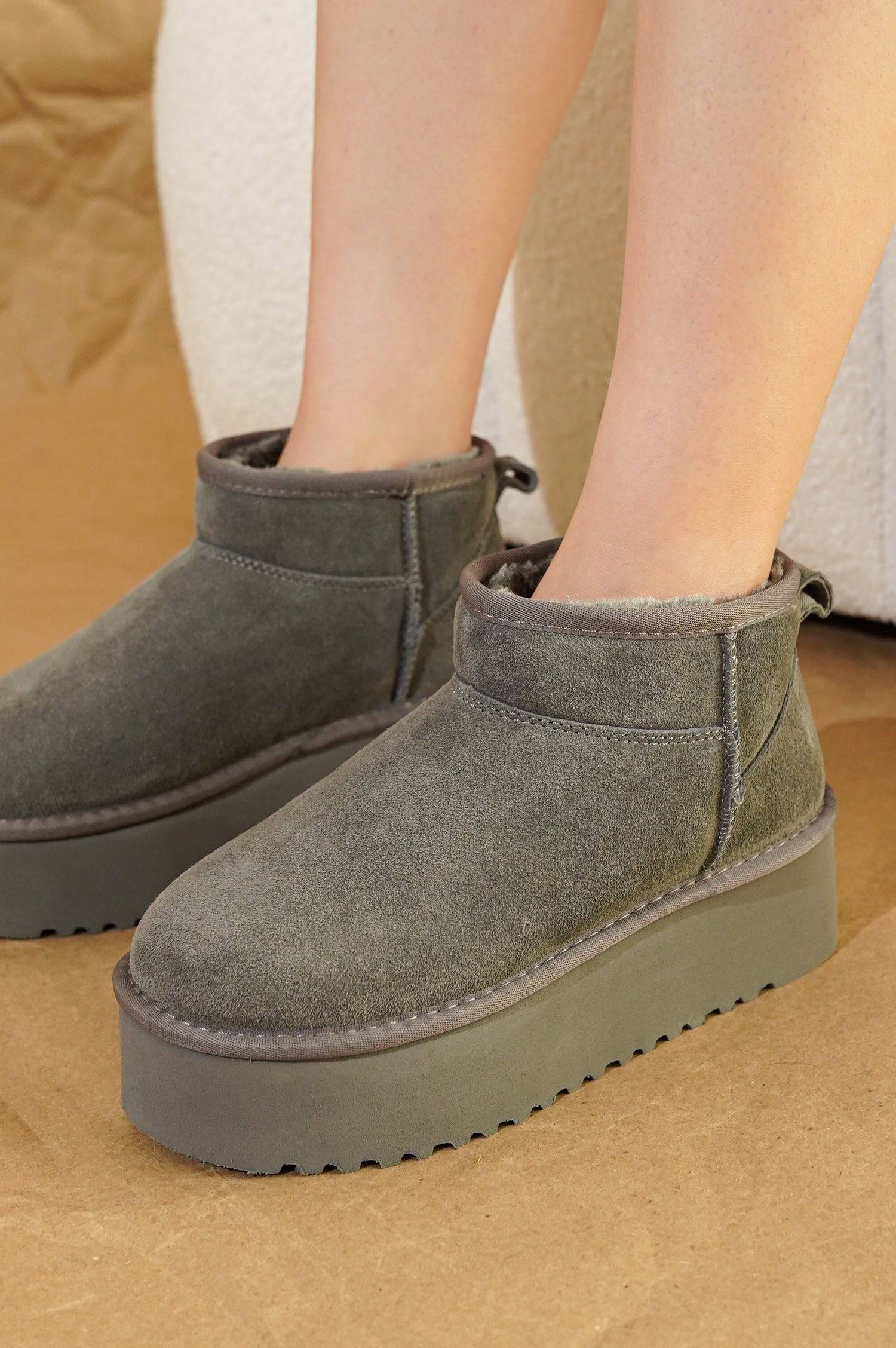 Gray suede ankle boots with platform sole and faux fur lining. Lightweight winter boots for women.