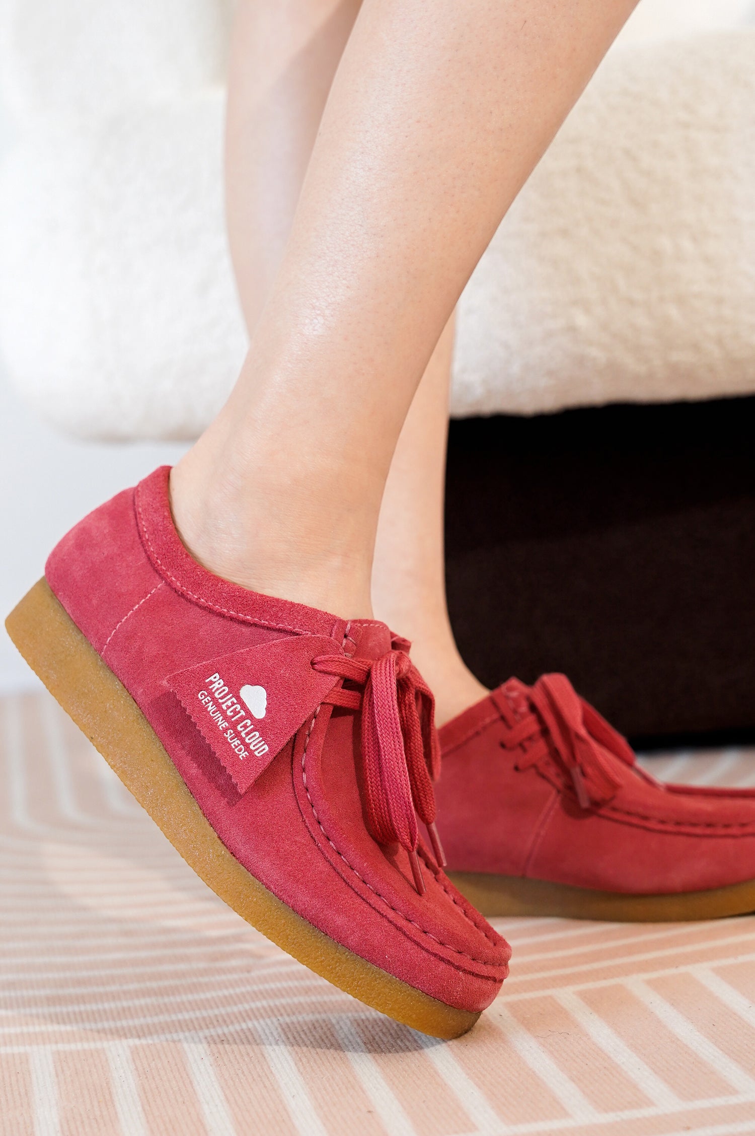 Project Cloud Wally Oxford women's shoes in red suede, memory foam insole. Genuine suede label and casual loafers.